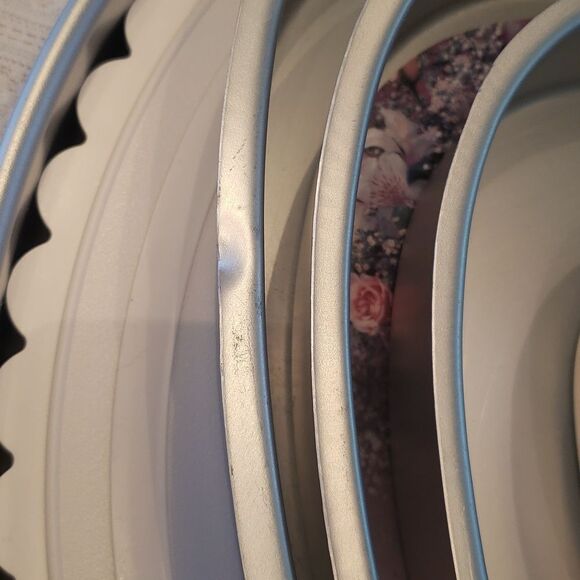 Set of 4 Wilton Heart Shaped Cake Pans With 18" Round Base Plate and Round Pan - Picture 15 of 17